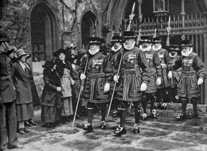 Yeomen Warders tarafından Maundy Money Dağılımı, Londra Kulesi, 1926-1927 by Unbekannt