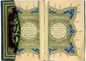 Marjinal çiçek süslemeli bir Kuran
