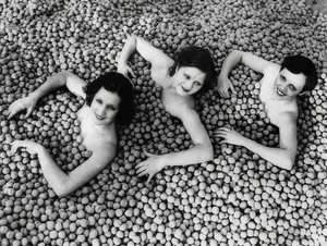Üç genç kadın bir ceviz denizinde yıkanıyor. Amerika. 1932 by Unbekannt