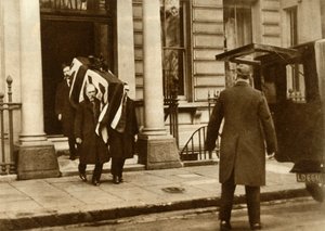Earl Haigs tabutu öldüğü evden taşınırken, Londra, 29 Ocak 1928, 1935. by Unbekannt