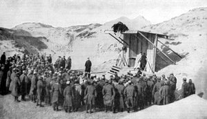 Kuzey Denizi kıyısındaki Belçika sahillerindeki kum tepelerinde Paskalya ayini, I. Dünya Savaşı, 1915 by Unbekannt