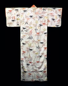 İşlemeli beyaz saten bayan kimono, Japon, Edo dönemi, 1600-1867 by Unbekannt