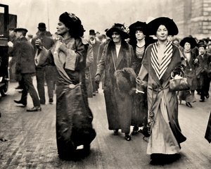 Emmeline Pethick Lawrence ve Christabel Pankhurst, 1908 dolayları (fotoğraf) by Unbekannt