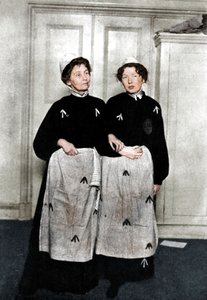 Emmeline ve Christabel Pankhurst, İngiliz süfrajetleri, hapishane kıyafeti içinde, 1908 by Unbekannt