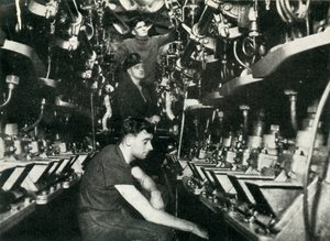 Bir İngiliz denizaltısının makine dairesi, İkinci Dünya Savaşı, 1945. by Unbekannt