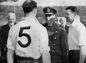 İngiliz futbolcu Eddie Hapgood, Kral George VI ile tanışıyor, c1937-c1944 by Unbekannt