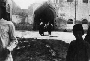 Bağdat çarşısının girişi, Mezopotamya, Birinci Dünya Savaşı, 1918 by Unbekannt