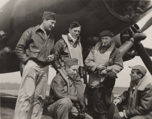 Bir Bombardıman Mürettebatı ile Ernie Pyle by Unbekannt