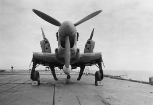 Fairey Firefly uçağı hangar asansörüne taşınmaya hazır, HMS Venerable, 1945 by Unbekannt