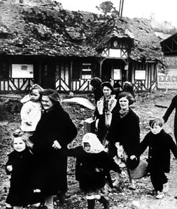 Normandiya Çıkarması sırasında köylerini terk eden aileler, Fransa, 1944 by Unbekannt