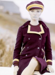 Moda: şapka ve palto giyen genç kadın, 1960