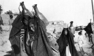 Kadın su taşıyıcıları, Amarah, Irak, 1917-1919 by Unbekannt
