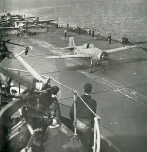 Bir uçak gemisinde savaş uçakları, İkinci Dünya Savaşı, c1943. by Unbekannt