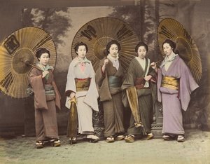 [Geleneksel Şemsiyeli Elbiseli Beş Japon Kadın], 1870