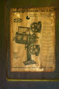 Eski otel (Hostal Vell - la Toranesa). İç mekan. Sinema projeksiyon odası. Sinema projektörü (Ossa Pergam tipo PVIII). Detay. Orijinal projektör kılavuzu. by Unbekannt