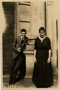 Franz Kafka, kız kardeşi Ottla ile Prag'daki Oppelt House'un önünde by Unbekannt