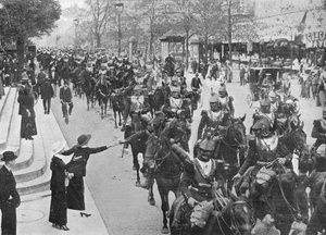 Fransız süvarileri cephede giderken Paris sokaklarında at sürüyorlar, 1914 by Unbekannt