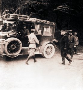 Fransız subaylar ve araç, c1914-c1918. by Unbekannt