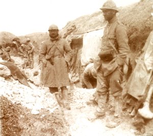 Ele geçirilen bir Alman siperindeki Fransız askerleri, c1914-c1918 by Unbekannt