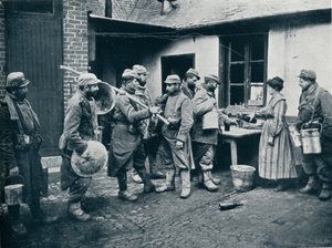 Siperlerden dönen Fransız askerleri ferahlık için mola veriyor, c1914 by Unbekannt