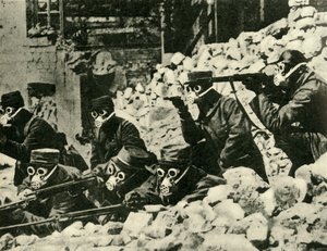 Gaz maskesi takan Fransız askerleri, Birinci Dünya Savaşı, c1915, c1920. by Unbekannt