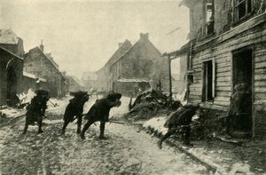 Fransız birlikleri, Alman ateşi altında bir köy caddesini geçerken, Birinci Dünya Savaşı, 1914-1915, c1920. by Unbekannt