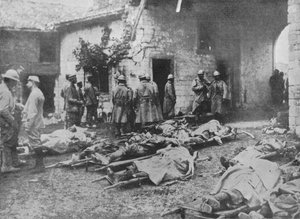 Fransız yaralıları, hatların gerisindeki bir çiftliğe yapılan saldırı sırasında kaldırılıyor, 1915 by Unbekannt