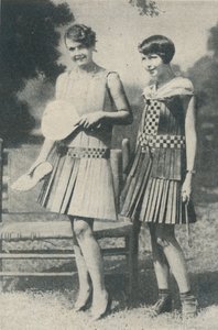 Ahşap Şeritlerin Frocks, c1935 by Unbekannt