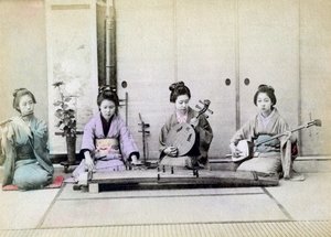 Geleneksel müzik aletleri çalan geyşa, Japonya, 1880 by Unbekannt