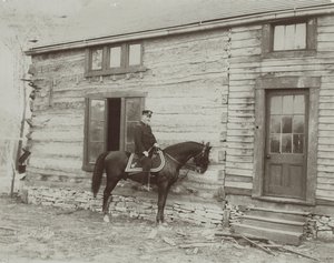 General Frederick Dent Grant, babası Ulysses S. Grant tarafından yaptırılan kabinin (Hardscrabble) önünde at sırtında by Unbekannt