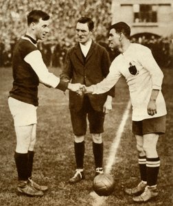 George Kay ve Joe Smith başlama vuruşundan önce, FA Cup Finali, Wembley Stadyumu, Londra, 1923, 1935. by Unbekannt