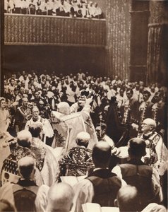 George VI, taç giyme töreni gününde St. Edwards Crown ile taçlandırıldı, 1937 by Unbekannt