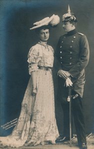 Alman çift. üniformalı erkekle, 1906 by Unbekannt