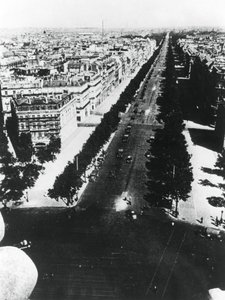 Alman kuvvetleri Champs Elysees boyunca geçit töreni yapıyor, Paris, 14 Haziran 1940 by Unbekannt