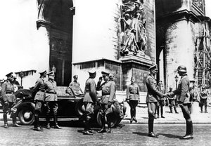 Zafer geçit töreni sırasında Arc de Triomphe