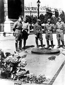 Alman askerleri Arc de Triomphe