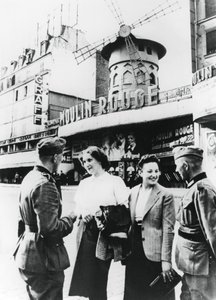 Alman askerleri, Moulin Rouge