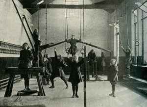 Kraliyet Sağırlar ve Dilsizler Kurumunda Kız Jimnastikçiler, Friar Gate, Derby, 1902. by Unbekannt