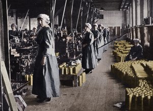 Bir mühimmat fabrikasında çalışan kız işçiler, 1915 by Unbekannt