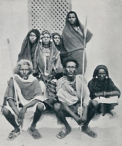 İtalyan limanından bir grup Danakil erkek ve kadın, Assab Bay, Eritre, 1912 by Unbekannt