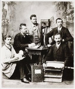 "Fotoğrafçılar ve ekipmanlı asistanlar grubu" by Unbekannt