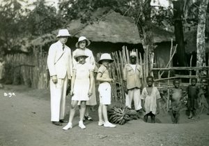 Avrupalılar ve yerlilerin grup portresi, Sierra Leone, 20. yüzyıl by Unbekannt
