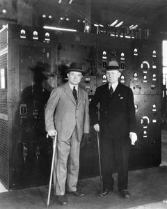 Guglielmo Marconi ve David Sarnoff, 1933 by Unbekannt