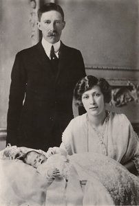 H.R.H. Prenses Mary ve Vikont Lascelles, oğulları George Henry Hubert Lascelles, 1923 ile. by Unbekannt