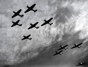 Hawker Hurricanes düzen içinde uçuyor, Britanya Savaşı, II. Dünya Savaşı, 1940 by Unbekannt