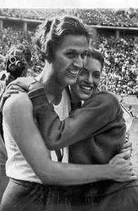 Helen Stephens ve Alice Arden, Amerikalı atletler, Berlin Olimpiyatları, 1936 by Unbekannt