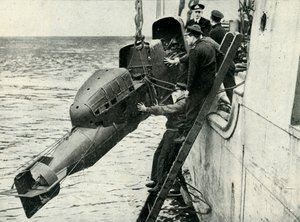 Bir gemide Savaş Arabası insanlı bir torpidoyu kaldırma, İkinci Dünya Savaşı, 1945. by Unbekannt