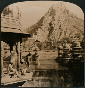 Saraylar ve mabetlerle çevrili Kutsal Alwar Tankı, olağanüstü güzellikte bir sahne, Hindistan, 1907 by Unbekannt