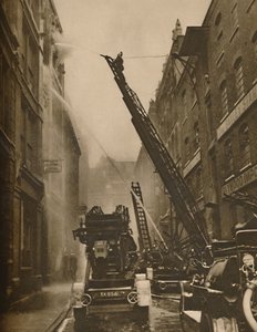 Londra İtfaiyesi Düşmanıyla Nasıl Başa Çıkıyor, c1935. by Unbekannt