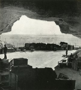 1942-1943, 1945 yılları arasında mağaralardan bombaya dayanıklı devasa depolar ve tamirhaneler yapıldı. by Unbekannt